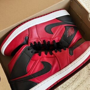 BARELY WORN Jordan Air 1 Mid